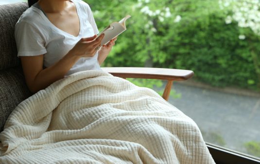夏を快適に過ごすための ブランケットの選び方 スタイルコラム