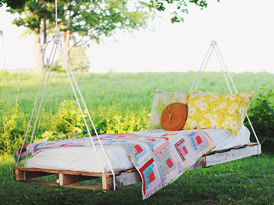 DIY-Pallet-Swing-Bed